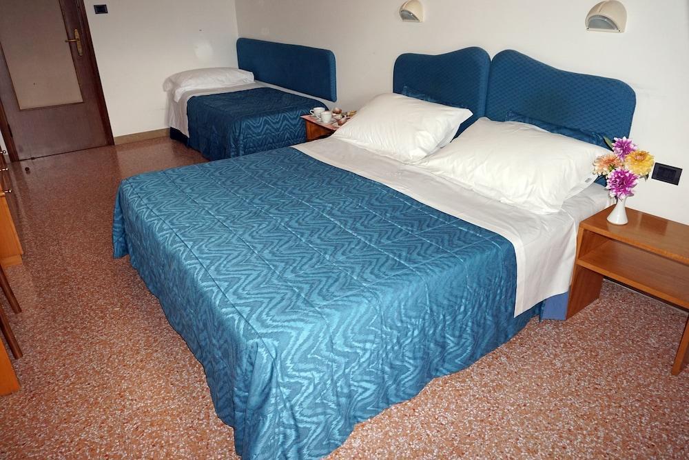 Family Hotel Como Ривизондоли Экстерьер фото