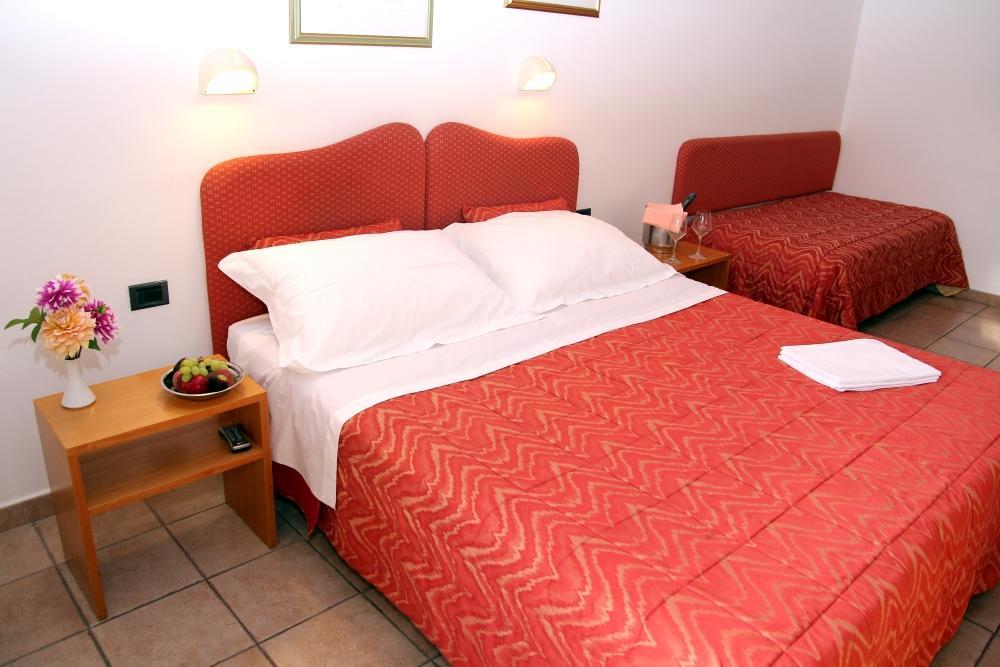 Family Hotel Como Ривизондоли Экстерьер фото
