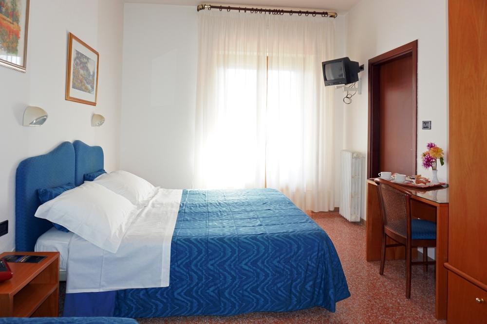 Family Hotel Como Ривизондоли Экстерьер фото