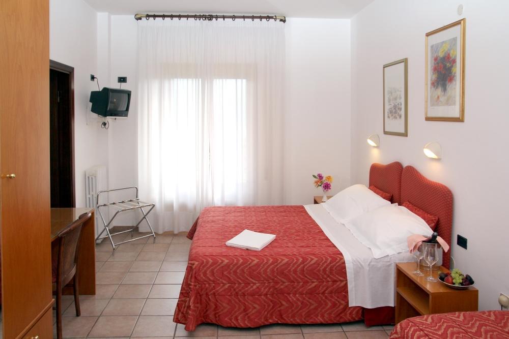 Family Hotel Como Ривизондоли Экстерьер фото